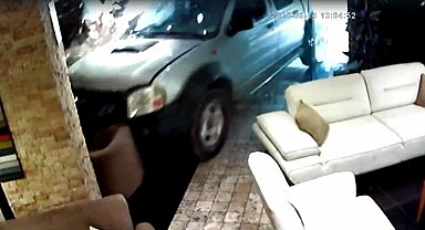 Sürücü rahatsızlanınca kamyonet, araca çarpıp mağazaya daldı; olay anı kamerada