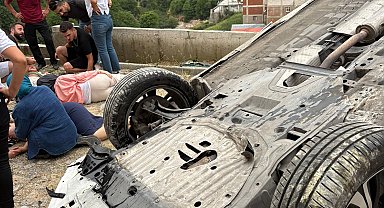 Sürücüsünün park etmek için manevra yaptığı otomobil yamaçtan yuvarlandı; 1'i ağır, 5 yaralı