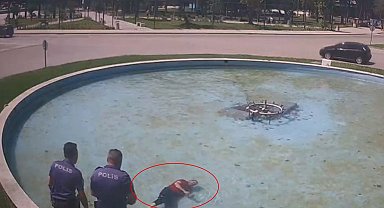 Süs havuzuna düşen alkollü kişiyi polis kurtardı; o anlar kamerada