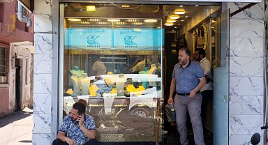 Tabancayla kuyumcuyu vurup, 1 kilo altın çaldılar