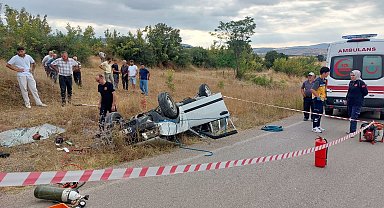 Takla atan otomobilin sürücüsü öldü, kaza yerine gelen yakınları araçta hafif yaralanan kişiye saldırdı