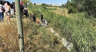 Takla atıp su kanalına düşen otomobilin sürücüsü ile kızı yaralandı