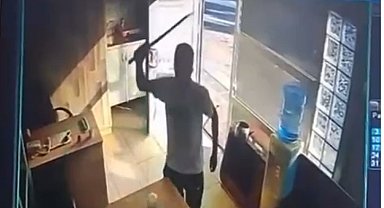 Taksi durağındaki görevliye kılıçla saldırı kamerada