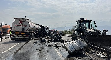 Tanker önce yön levhasına ardından bariyere çarptı; TEM'de ulaşım aksadı