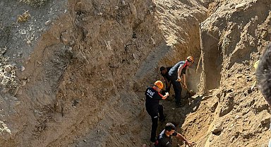 Tarlaya su hattı için kazı yaparken göçük altında kalıp, öldü