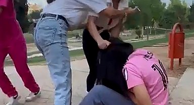 Tartıştığı kızı tekme ve yumrukla dövüp, saçından tutarak sürükledi; tutuklandı