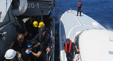 TCG Bozcaada, yardım çağırısı alınan teknedeki vatandaşı kurtardı