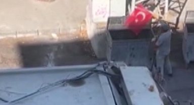 Temizlik işçisinin bayrak hassasiyeti