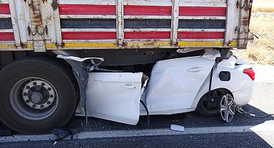 TIR'ın altına giren otomobilin sürücüsü Burak hayatını kaybetti