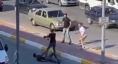 Trafikte çekiçli ve sopalı kavga kamerada