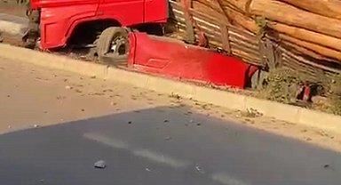 Trafikte şoförünün kontrolsüz ilerlediği tomruk yüklü TIR, refüje devrildi