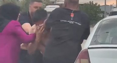 Trafikte tekmeli-yumruklu kavga kamerada