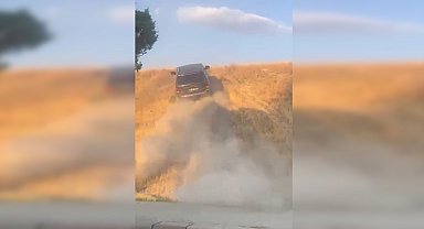 Trafikten yoğunluğundan kaçan sürücü toprak alana yöneldi; o anlar kamerada