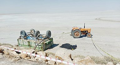 Traktöre bağlı römork devrildi: 1 ölü, 3 yaralı
