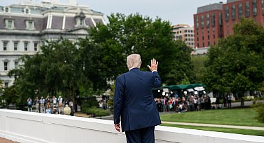 Trump, Beyaz Saray'ın çatısına çıktı