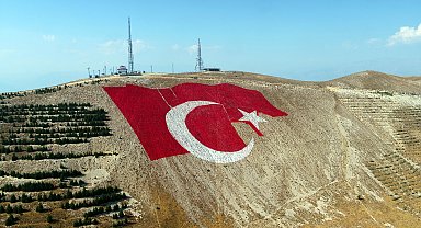 Türkiye'nin en büyük bayrağı Kahramanmaraş dağlarına işleniyor