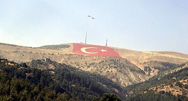 Türkiye'nin en büyük bayrağını ilk selamlayan 'Savaşan Şahinler' oldu