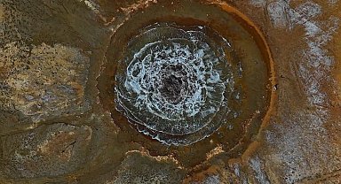 Tuz Gölü havzasındaki tarlada 1 yıldır su fışkırıp, kayboluyor