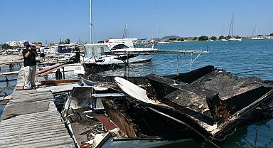 Urla'da alevlere teslim olan 5 tekneden 2'si battı