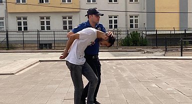 Uyuşturucu ile yakalandı, polisin serçe parmağını ısırıp kopardı