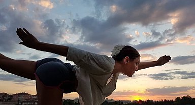 Uzak Şehir'in Fidan'ı gerçek hayattaki tarzıyla ters köşe yaptı