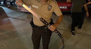 Üzerindeki kemer görünümlü kılıftan döner bıçağı çıktı