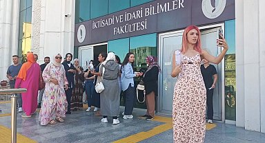 Yalova'da kazadan sonra oluşun trafik yoğunluğu nedeniyle AÖF sınavına geç kaldılar