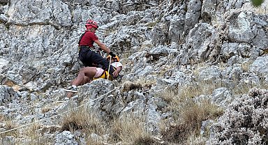 Yamaç paraşütündekiler kayalıklara düştü; 5 saatte kurtarıldılar