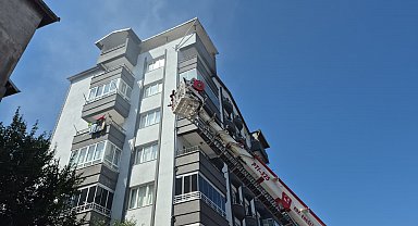 Yangın çıkan apartmanda mahsur kalan 5 kişi, itfaiye merdiveniyle tahliye edildi