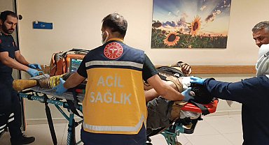 Yangına müdahale sırasında itfaiye aracından düşen itfaiye eri yaralandı