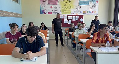 Yaz tatilinden feragat edip üniversiteye hazırlanan öğrenciler için bir araya geldiler