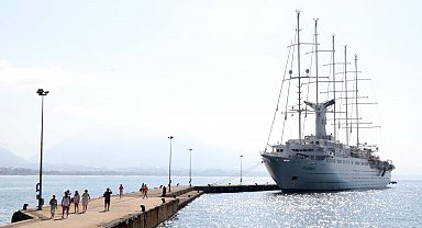 Yelkenli yolcu gemisi Club Med 2, Alanya Limanı'na demirledi