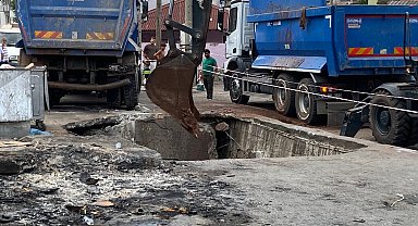 Yol çöktü, kamyon oluşan çukura düştü
