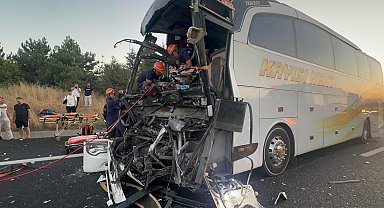 Yolcu otobüsü kamyona çarptı: 1 ölü, 10 yaralı
