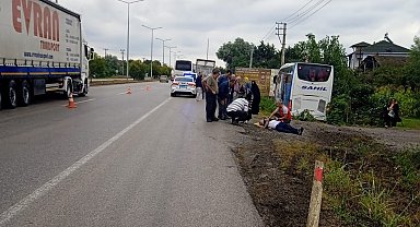 Yolcu otobüsü kamyonete branda çekenlere çarptı; 1 ölü, 1 ağır yaralı