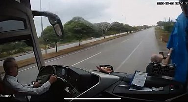 Yolcu otobüsünün kamyonete branda çekenlere çarptığı kazada ölü sayısı 2'ye çıktı