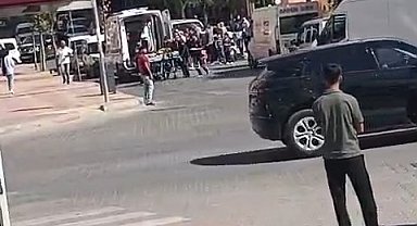 Yolun karşısına geçerken hafif ticari aracın çarptığı 2 çocuk yaralandı