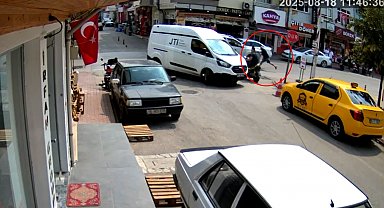 Yolun karşısına geçmeye çalışan yayaya kamyonet çarptı; kaza kamerada