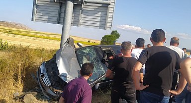 Yön levhasının direğine çarpan otomobil askıda kaldı; 4 yaralı