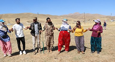Yüksekova'da 'berivanların' yayla halayı