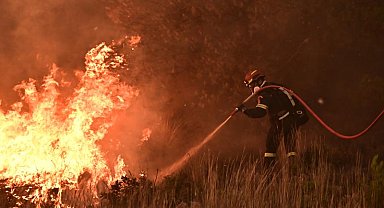 Yunanistan'da orman yangını otoparka sıçradı: 550 araç kullanılamaz hale geldi