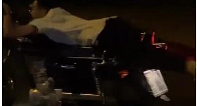 Yüzüstü uzanıp kullandıkları motosikletleriyle trafiği tehlikeye düşürdüler