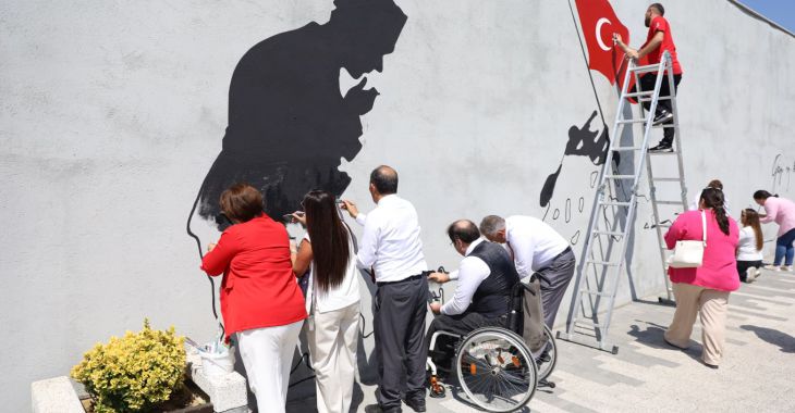 Zafer ruhu, Şehitlik Abidesi duvarlarına yansıtıldı