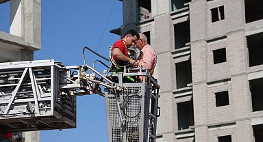 13'üncü katta iskelede mahsur kalan işçileri itfaiye kurtardı