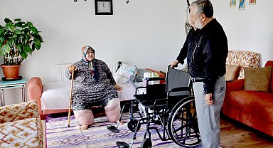 3 yıldır evden çıkamayan fil hastası kadının tekerlekli sandalye sevinci