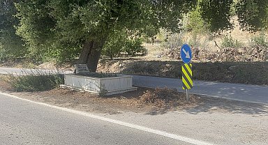 'Sıtma Dede'nin mezarı yolun ortasında kaldı