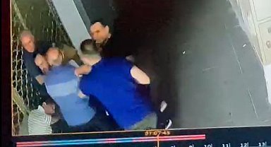 Adana'da 2 erkek, kadını dükkanın önünde darbetti; o anlar kamerada