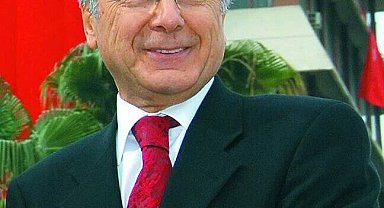 Adana'da 5 dönem başkanlık yapan Aytaç Durak, uçakta kalp krizi geçirdi