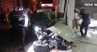 Adana'da mobilya mağazasına dalan otomobilin sürücüsü yaralandı