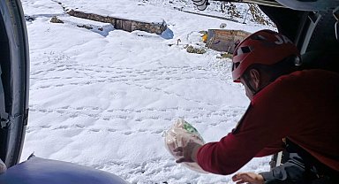 Afet sonrası kara yoluyla ulaşım sağlanamayan yaylalarda mahsur kalanlara askeri helikopterle yardım